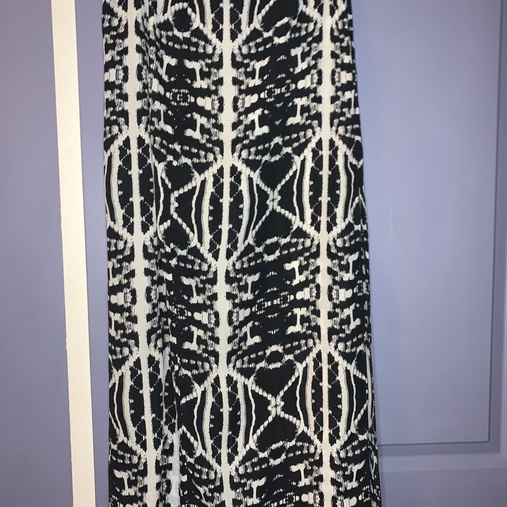 Black and white pattern skit with split.